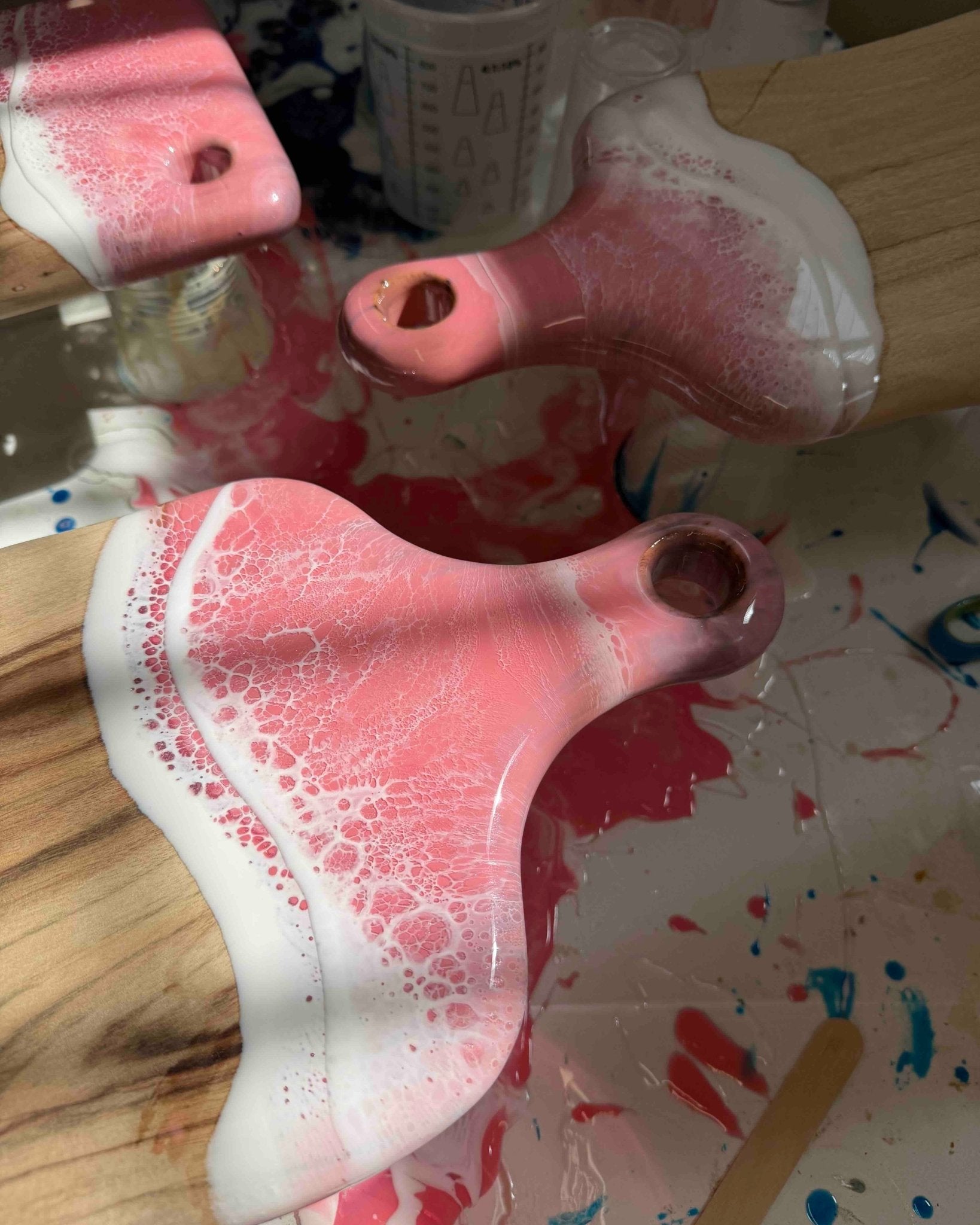 The pouring process of the resin board in progress in the resin studio 